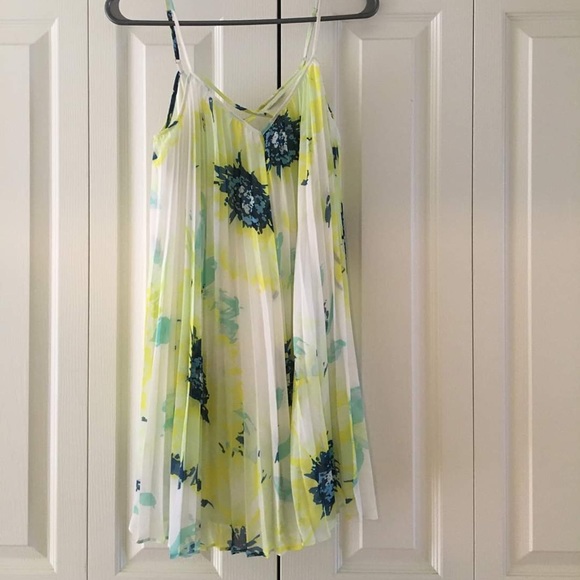 GUESS summer bloom pleated dress - Picture 2 of 6